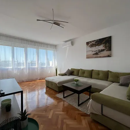 Tomaky Apartment Split