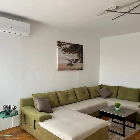 Tomaky Apartment Split